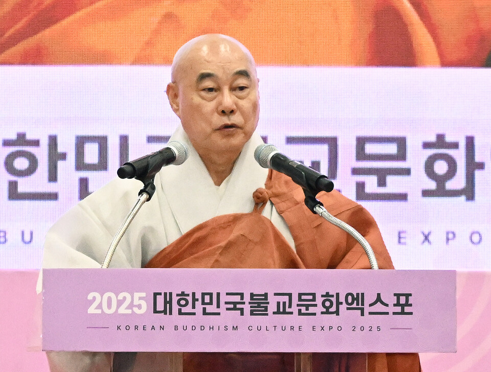 개회사 하는 불교신문사장 원허스님.