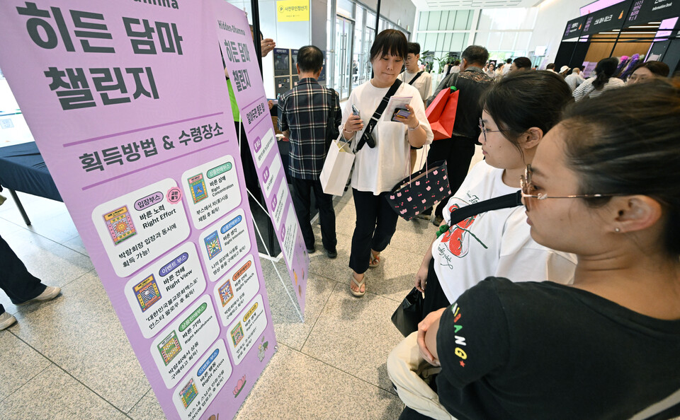 관람객들이 히든 담마 챌린지 방법을 살펴보고 있다.