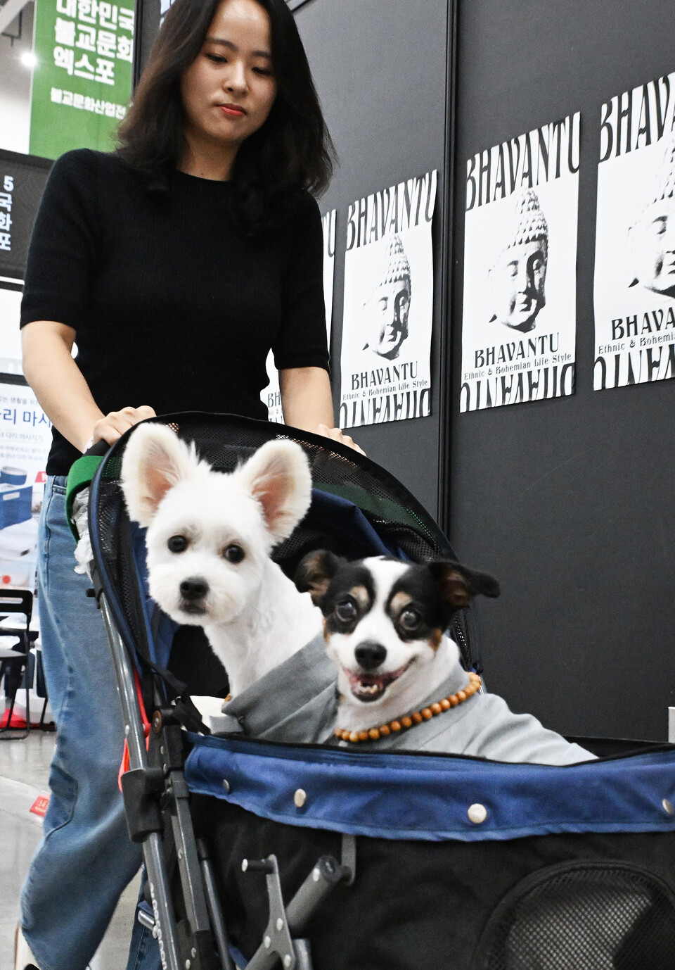 첫선을 보인 '반려동물 친회 박람회'에 동참한 한 불자가 반려견들과 부스를 둘러 보고 있다.