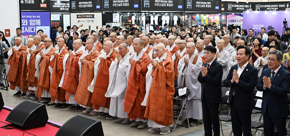 조계종 총무원장 진우스님을 비롯해 중앙종회의장 주경스님, 원로의원 웅산 법등대종사, 불교신문 사장 원허스님, BBS대구불교방송 사장 정문스님, BBS 불교방송 이사장 수불스님, 교구본사주지협의회장 등운스님(고운사 주지), 직지사 주지 장명스님, 불국사 주지 종천스님, 해인사 주지 혜일스님, 만불사 회주 학성스님, 대구불교방송 운영위원장 법일스님, 동화사 부주지 법민스님, 총무원 총무부장 성웅스님, 기획실장 묘장스님, 포교부장 정무스님, 문화부장 성원스님, 사서실장 남전스님, 미래본부 사무총장 일감스님, 불교중앙박물관장 서봉스님, 미디어홍보실장 덕안스님, 한국불교문화사업단장 일화스님, 조계종사회복지재단 대표이사 도륜스님, 조계종사회복지재단 사무처장 덕운스님, 민족공동체추진본부 사무총장 덕유스님, 중앙종회의원 석산스님, 상원스님, 호암스님 등과 허민 국가유산청장, 김정기 대구시장 권한대행, 김학홍 경상북도 부지사, 이만규 대구시의회 의장, 윤영애 대구시의회 기획행정위원장을 비롯한 시의원들, 김태훈 대구시교육청 부교육감, 서진영 BBS불교방송 사장, 류완하 동국대학교 와이즈캠퍼스 류완하 총장, 전인건 간송미술관 관장, 김형일 대구시공무원 불자회장 등이 개막식 삼귀의를 하고 있다.
