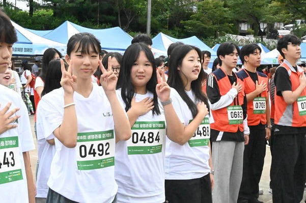 �̳� ��翣 �̷����� û�ҳ� ���ڵ��� �Բ��� �ǹ̸� ���ߴ�.