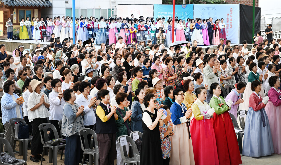 조계사 경내를 메운 1000명의 불자들과 스님들이 불공의식을 행하고 있다. 
