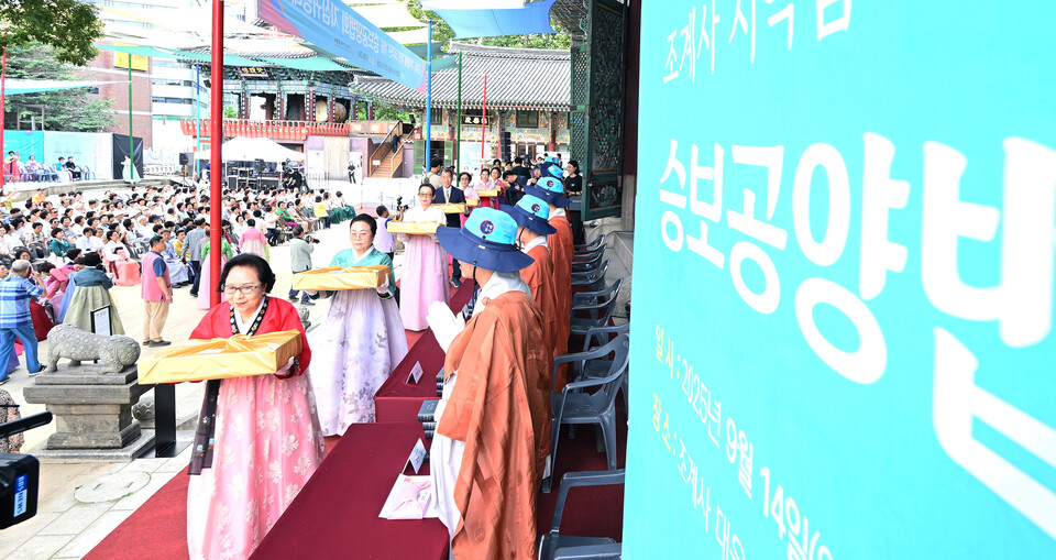 각 지역법회 임원들이 줄지어 사중스님들에게 승보공양을 올리고 있다.