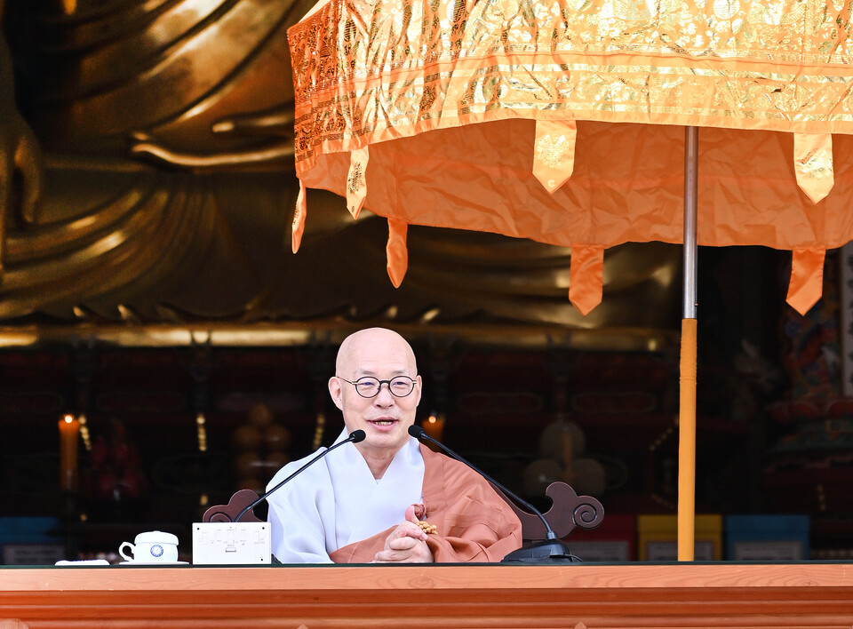 총무원장 진우 스님은 법어를 통해  “공양은 생명을 살리는 행위다. 우리가 살아가는 데 필요한 공기, 음식, 물 모두가 나 이외의 생명으로부터 받은 보시인데, 이에 대한 최소한의 감사 표현이 공양”이라며  공양과 보시의 의미를 설명했다.