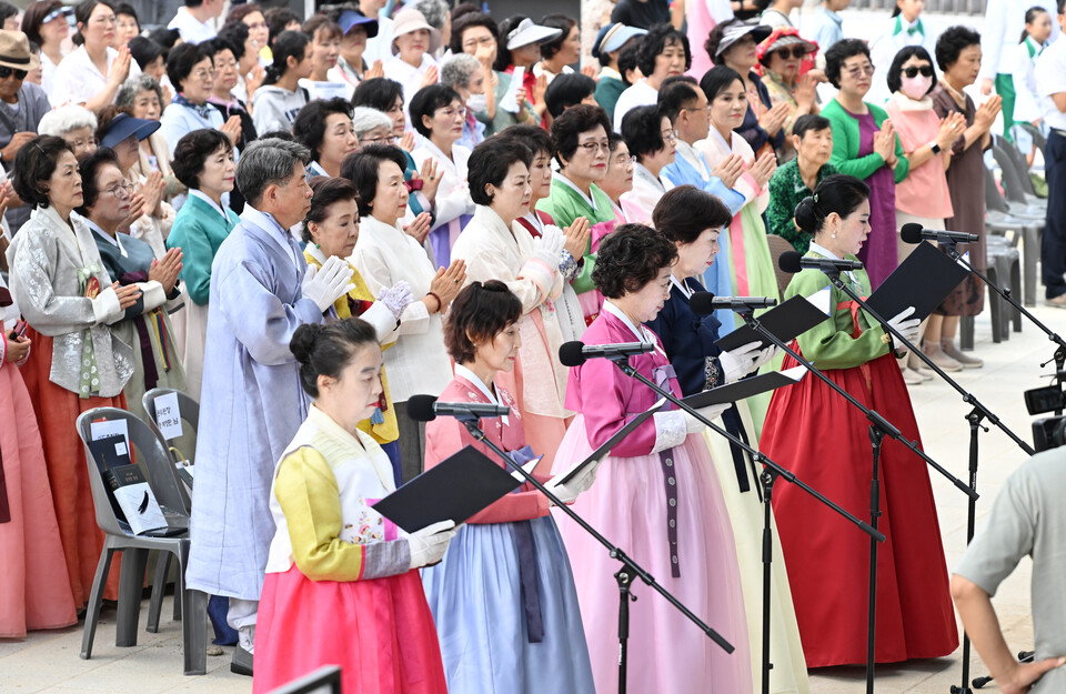 발원문 봉독하는 각 지역법회장들.