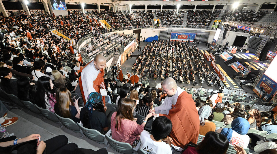 ���� ����ü������ ���� �޿� ������ �л� 3500�� ���� ����� ��ȸ������ �ռ��ϸ� ���ָ� ���� �ް� �ִ�.&nbsp;