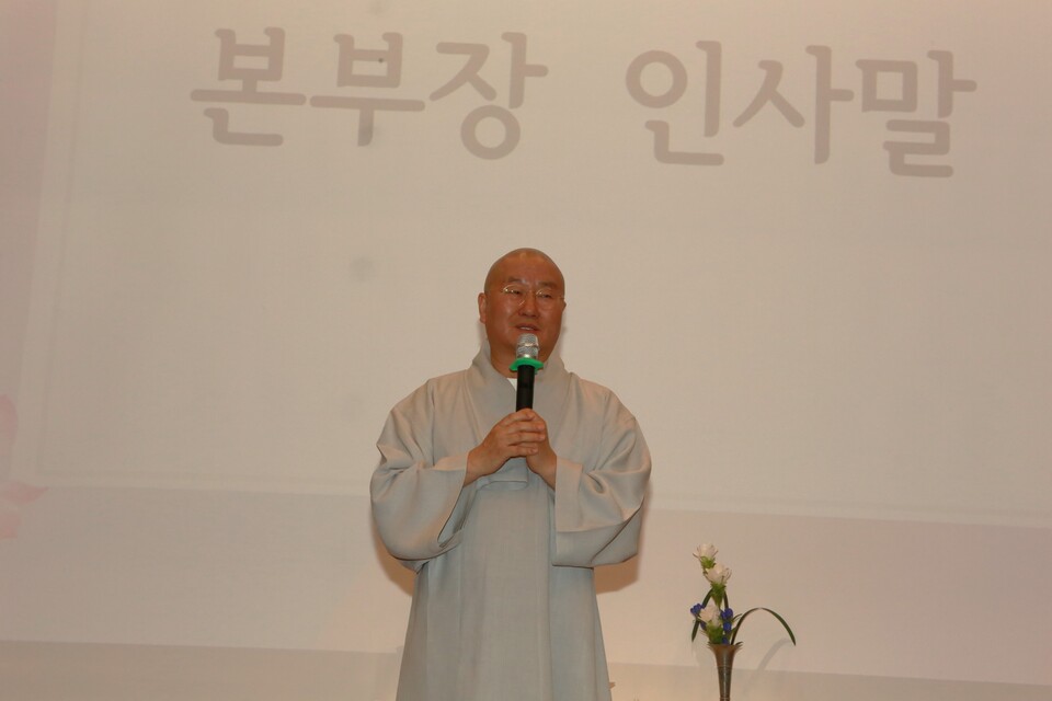 �λ縻�� �ϰ� �ִ� �ɻ꽺��.