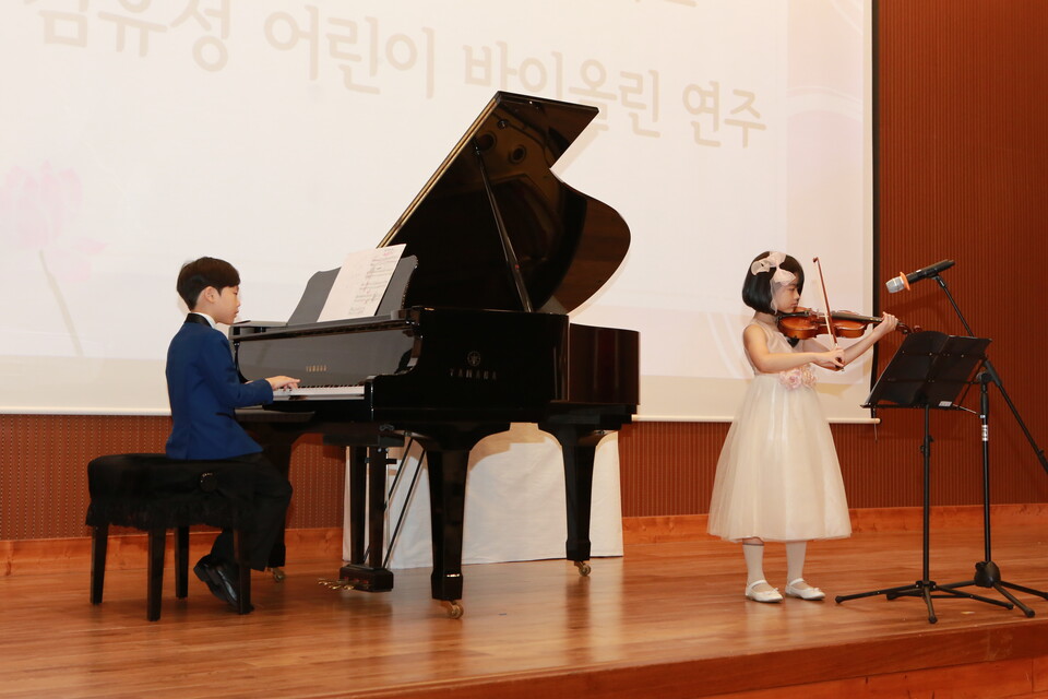 ����ȫ ��̿� ������ ��̰� ���ָ� �ϰ� �ִ�.