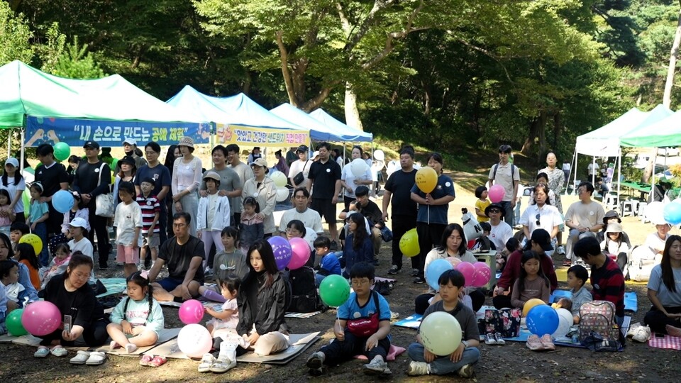 종단의 선명상을 바탕으로 만든 ‘3분 명상’을 함께하는 전등사 가족들.