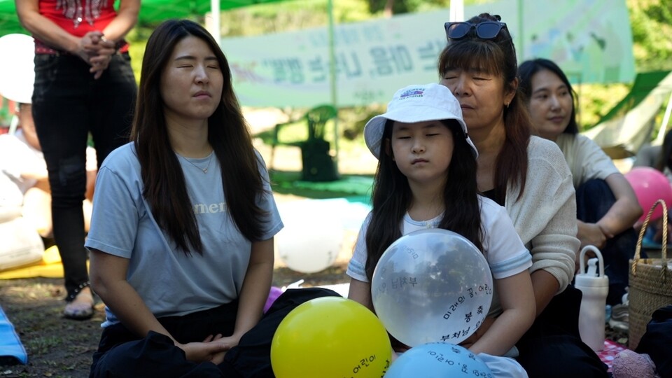 종단의 선명상을 바탕으로 만든 ‘3분 명상’을 함께하는 전등사 가족들.