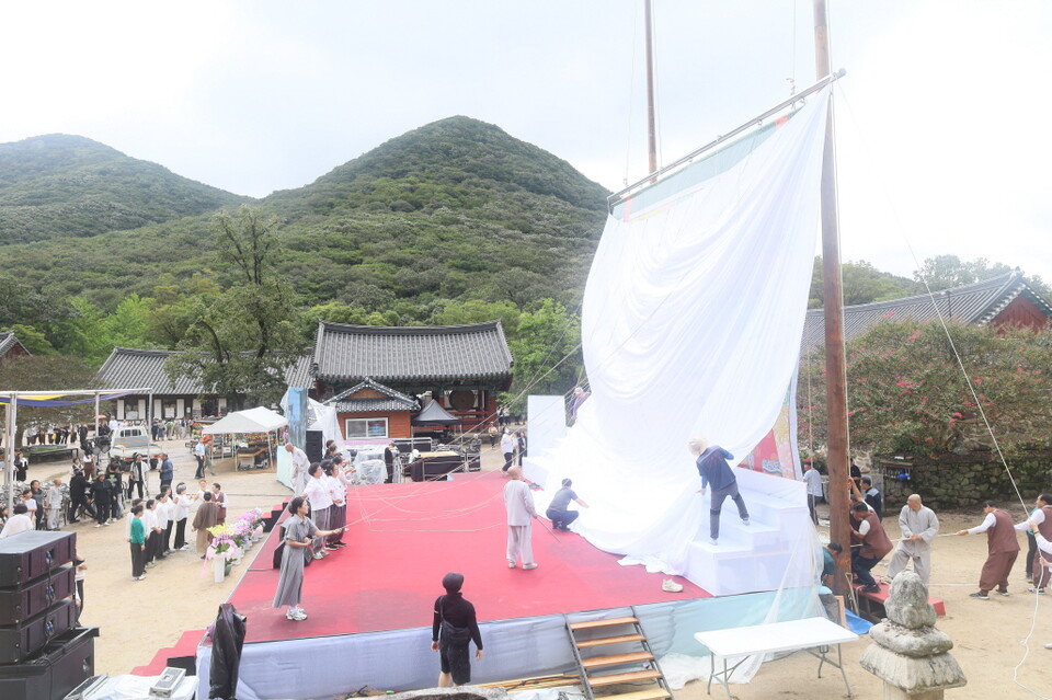 삼신삼세 괘불도 첫 봉안, 제막천과 함께 사부대중이 쾌불을 걸고 있다.