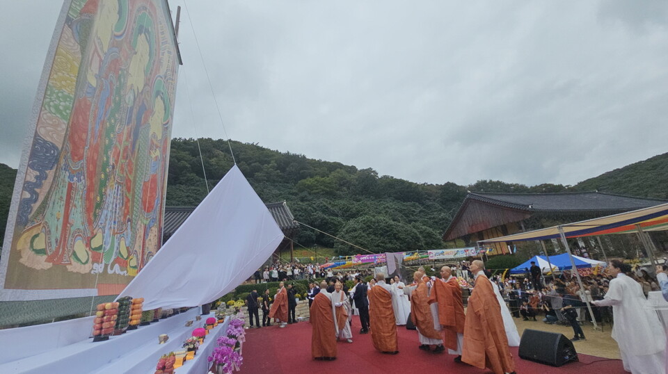 대표 스님들과 내빈들이 제막식을 하고 있다.