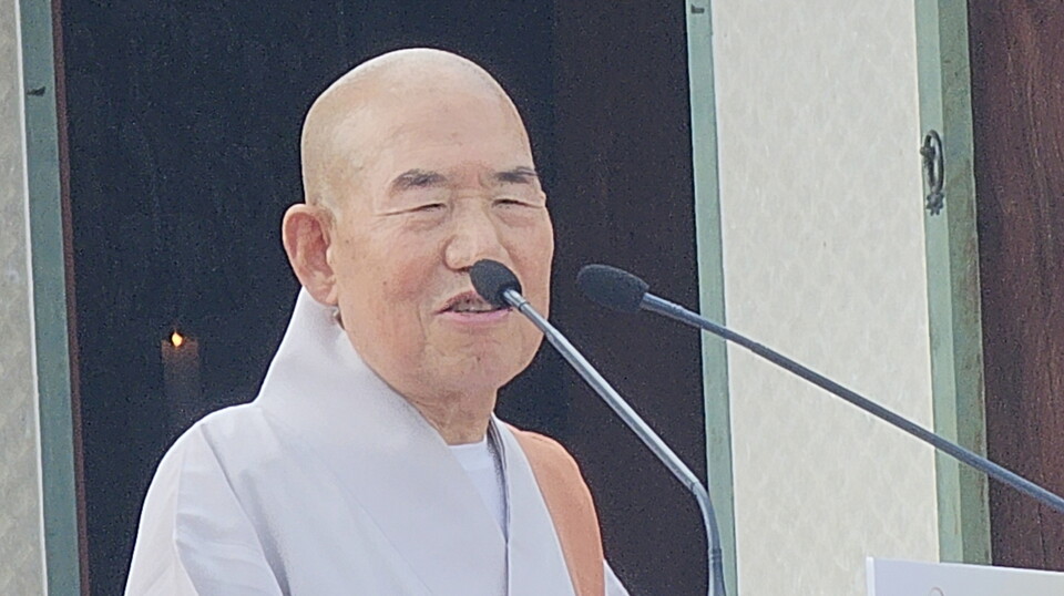 대흥사 조실 보선스님이 법문을 열고 있다.