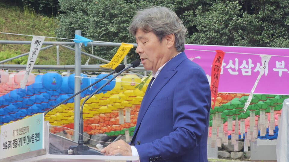 정찬원 선운사 신도회장이 발원문을 읽고 있다.