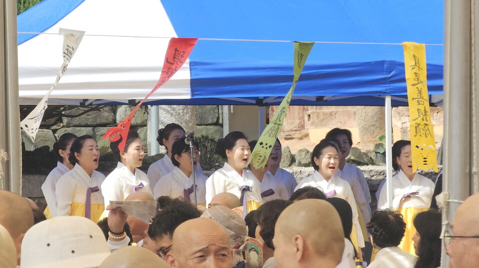 선운사보은합창단이 축가를 하고 있다.