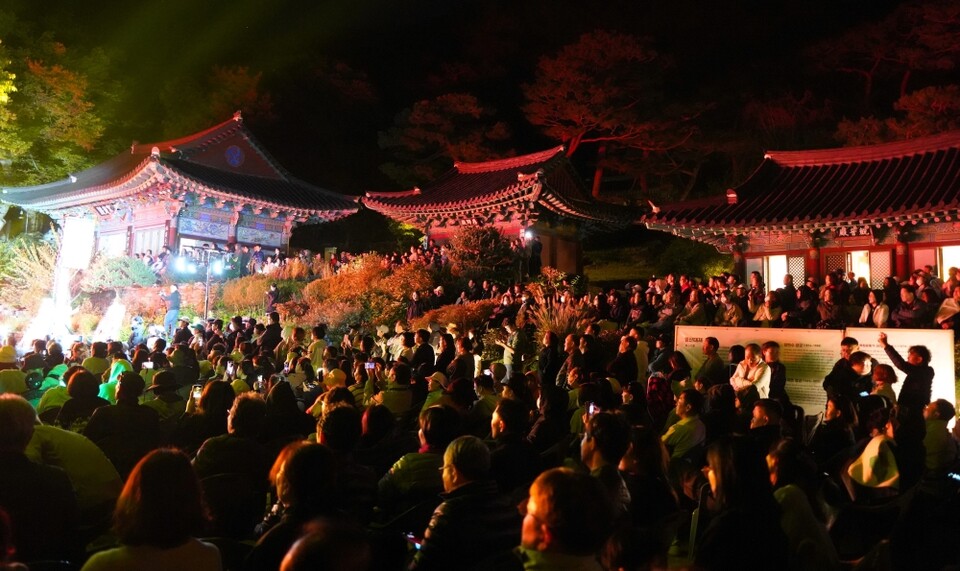 전등사는 10월4일부터 12일까지 제25회 삼랑성역사문화축제를 개최한다. 사진은 지난해 열린 삼랑성축제의 하이라이트 가을음악회를 즐기는 관객들의 모습. ⓒ불교신문
