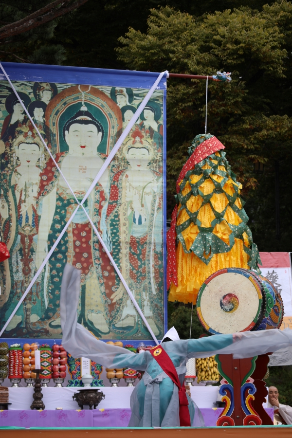 전등사 삼랑성 축제 중 영산대재.