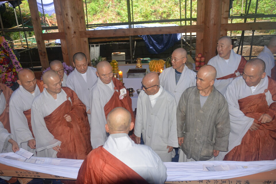 ȭ���� ���߽��Ե��� ���ǽ��� �ϰ��ִ�