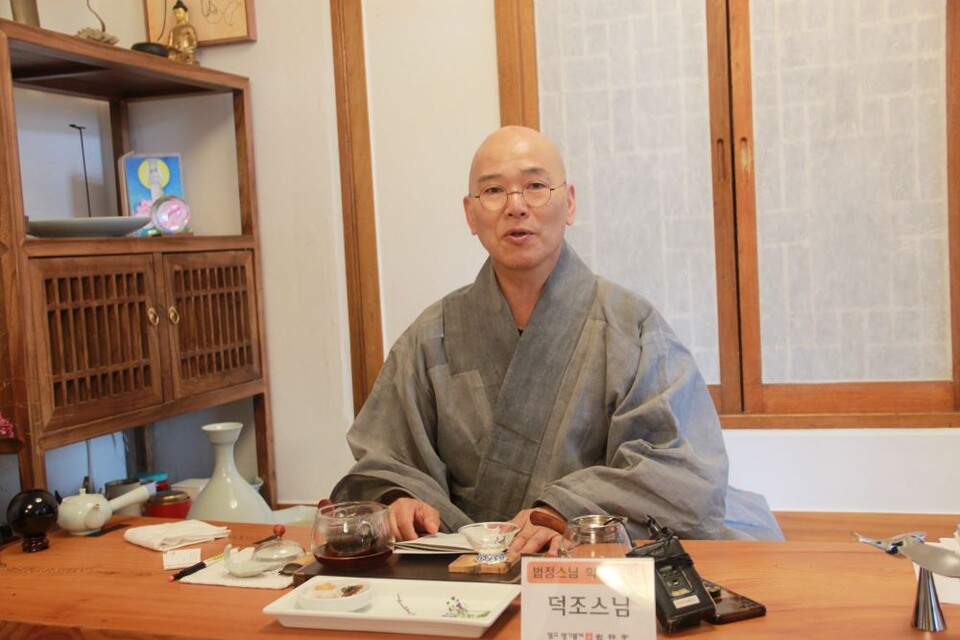 사단법인 맑고 향기롭게와 서울 길상사는 법정스님 원적 15주기를 맞아 10월19일 오후2시 경내 설법전에서 ‘제1회 법정스님 학술세미나’를 개최한다. 사진은 사단법인 맑고 향기롭게 이사장이자 길상사 주지 덕조스님이 9월29일 경내에서 간담회를 열고 학술세미나 취지를 설명하고 있다.