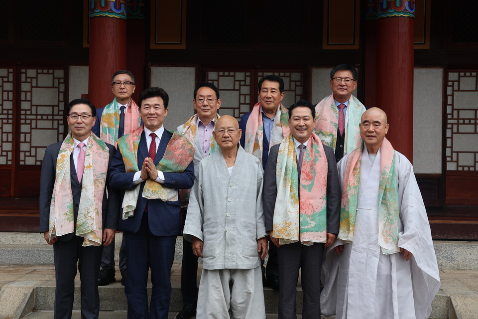 종정예하 성파대종사(사진 가운데), 총무부장 성웅스님, 장동혁 대표, 이헌승 국회정각회장, 윤영석 서천호 김도읍 국회의원, 나동연 양산시장 등이 기념촬영을 하고 있다.