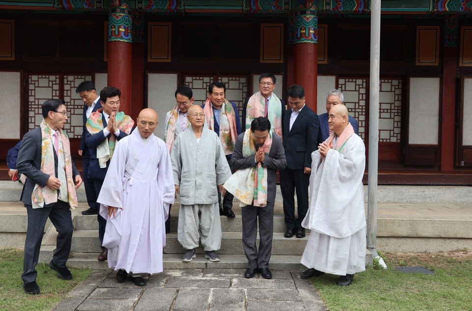 장동혁 대표가 종정예하 예방 후 사부대중을 향해 합장 인사하고 있다.