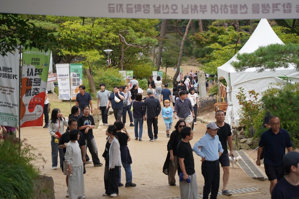 추석 연휴를 맞아 축제를 즐기러 전등사를 찾은 시민들의 행렬.