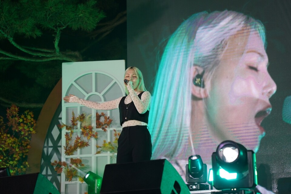 폭발적인 가창력을 뽐낸 가수 알리.