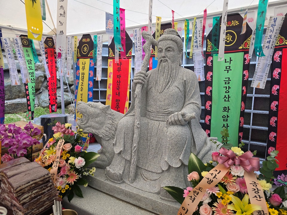 화암사에 모셔진 금강산 산신.