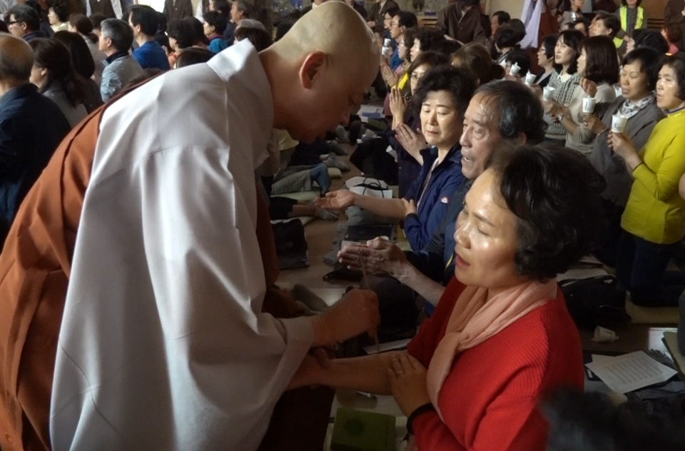 ����Ŀ� ������ �����ڿ��� ���� ���ϰ� �ִ�.-�ڷ�ȭ��-