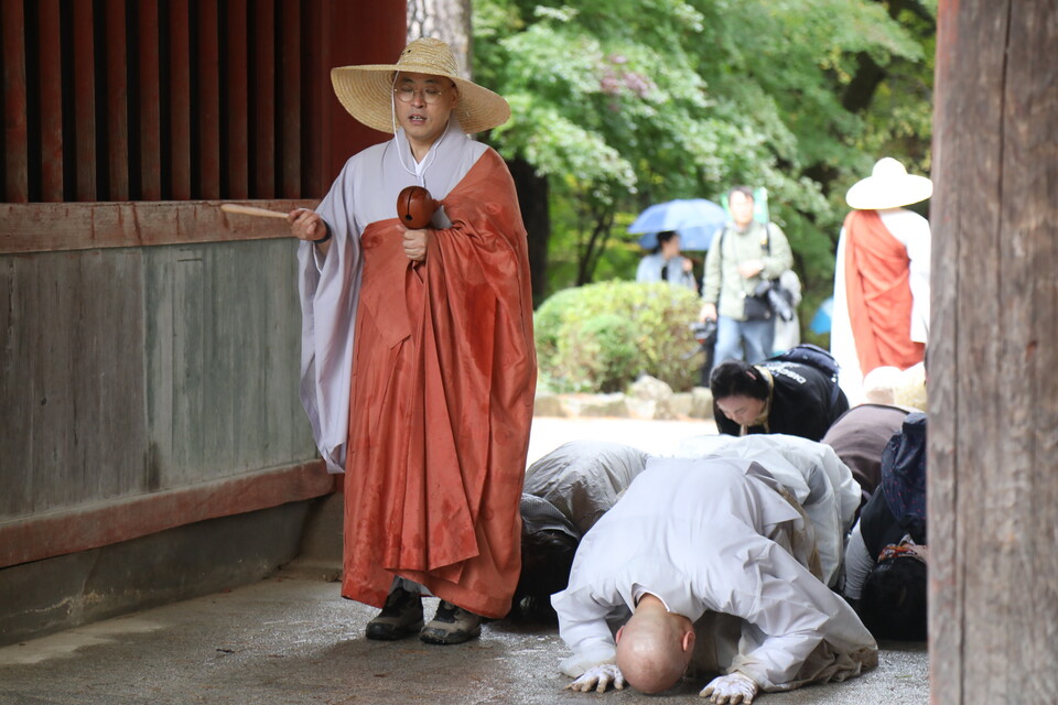 월정사 금강경봉찬기도회가 중심이 돼 삼보일배를 하며 부처님 진신사리를 이운하는 모습.