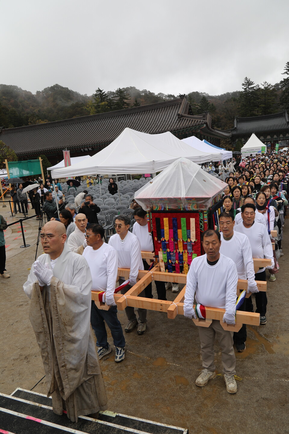 월정사 금강경봉찬기도회가 중심이 돼 삼보일배를 하며 부처님 진신사리를 이운하는 모습.
