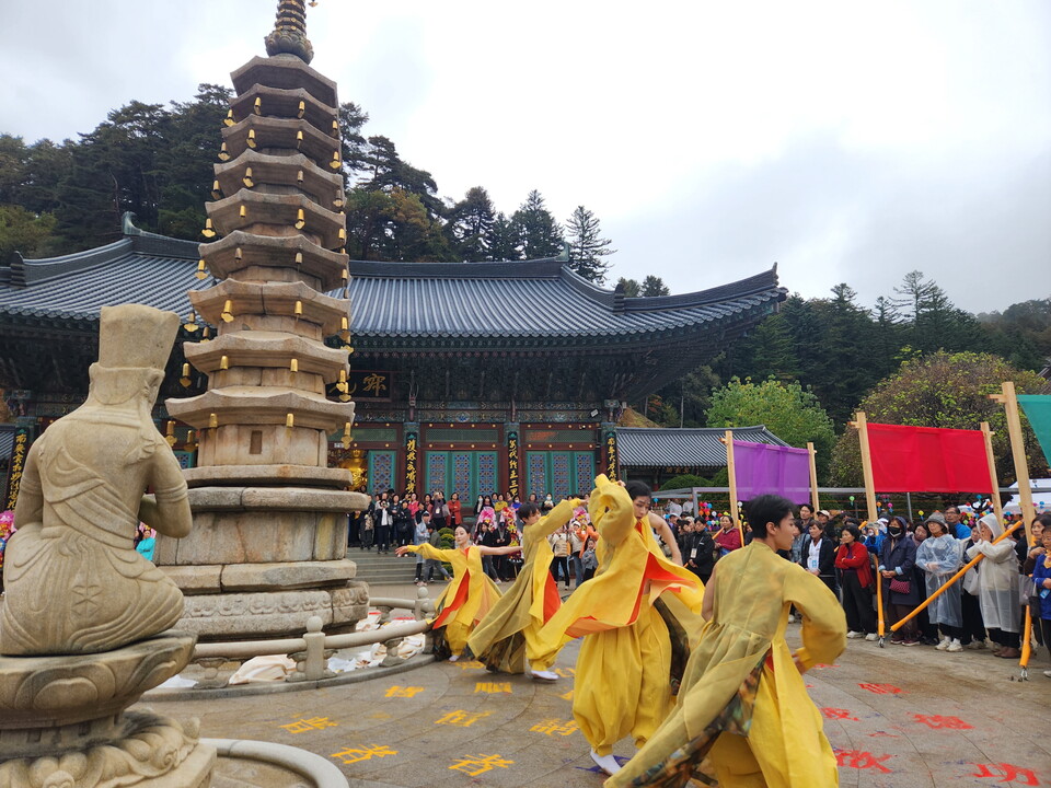 한국 창작무용단 ‘돋움무용단’의 개막공연.