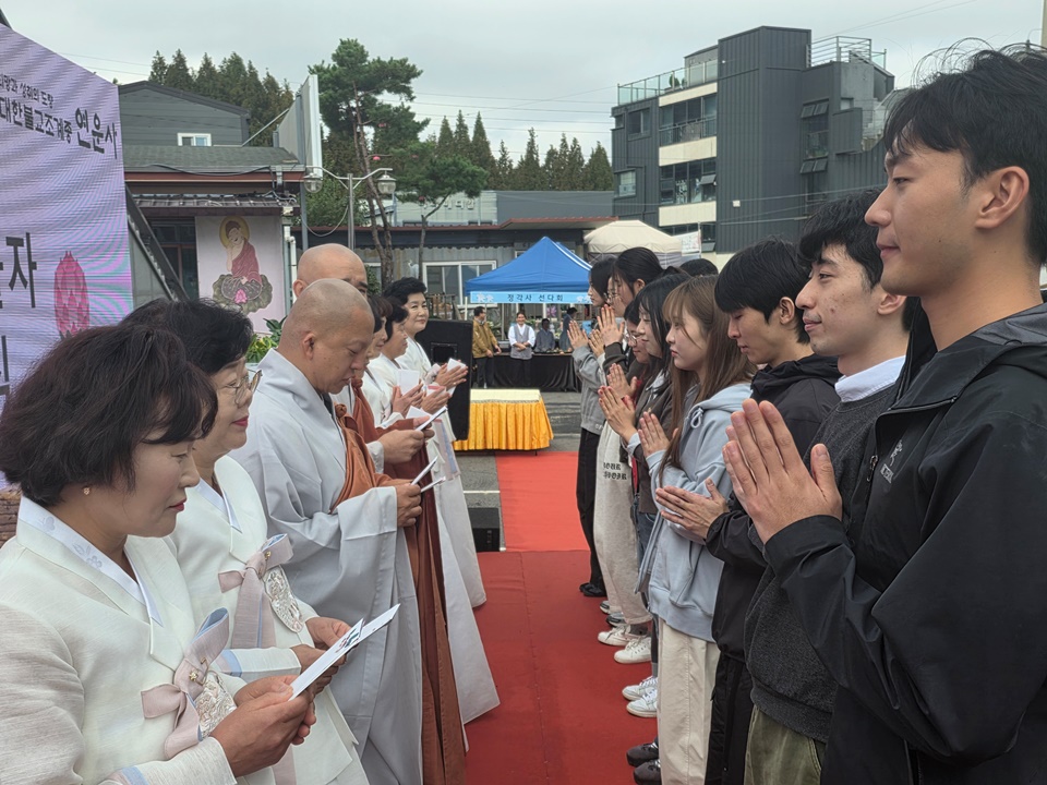 ���� ����簡 10��19�� â�� 12�ֳ��� �¾� �ŵ��������������μ� ��� �Ͻ��ϸ� ���� û�ҳ�鿡�� �̷����� �������б��� �����ϰ� ������ȸ�� ��ó�� �ں� ȸ���ϴ� �������� �ŵ쳯 ���� �����ߴ�.&nbsp;