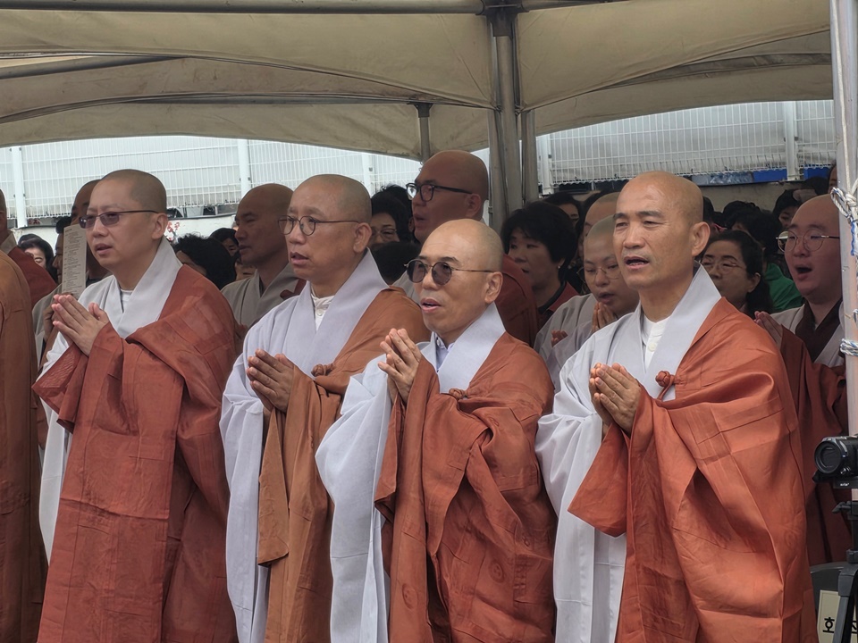 ����� ������ ���Ե��� �����Ͽ� �ڸ��� ���� ���´٤�.