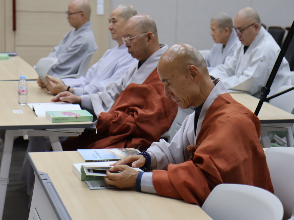 �μ��� �ǻ� ȭ�� �м���ȸ�� ������ ���Ե�.