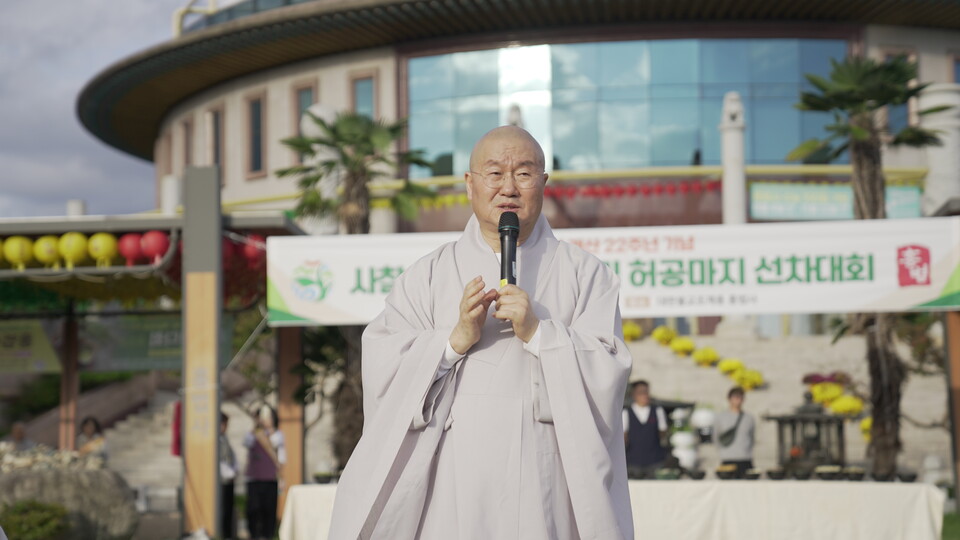 �ɻ꽺���� �λ縻�� �ϰ� �ִ�.