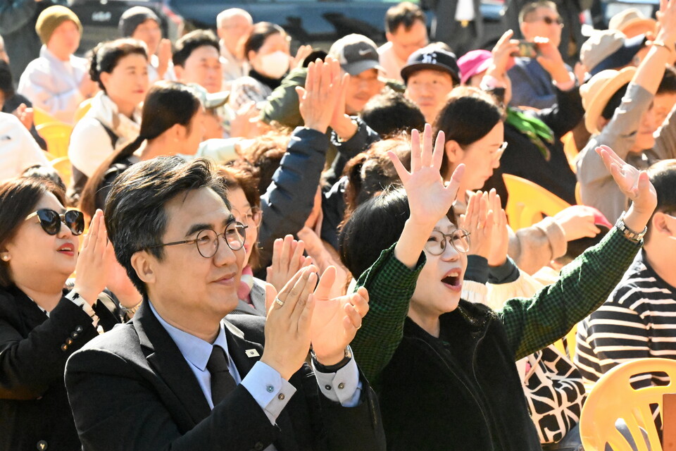 ������ �齣���� �������ȸ�� �Բ��� �ùΰ� ���ڵ��� ��ſ��ϰ� �ִ�.&nbsp;