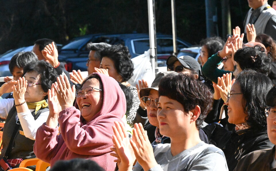 ������ �齣���� �������ȸ�� �Բ��� �ùΰ� ���ڵ��� ��ſ��ϰ� �ִ�.&nbsp;