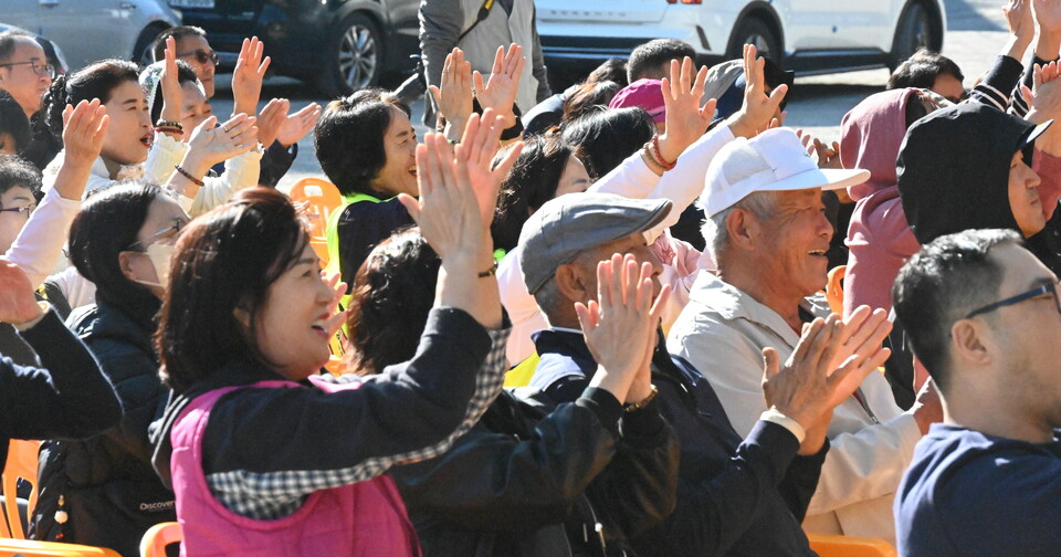 ������ �齣���� �������ȸ�� �Բ��� �ùΰ� ���ڵ��� ��ſ��ϰ� �ִ�.&nbsp;