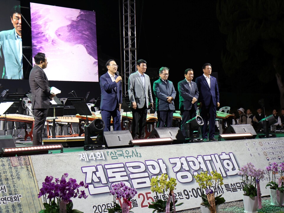 ������� �λ��ϰ� �ִ�.