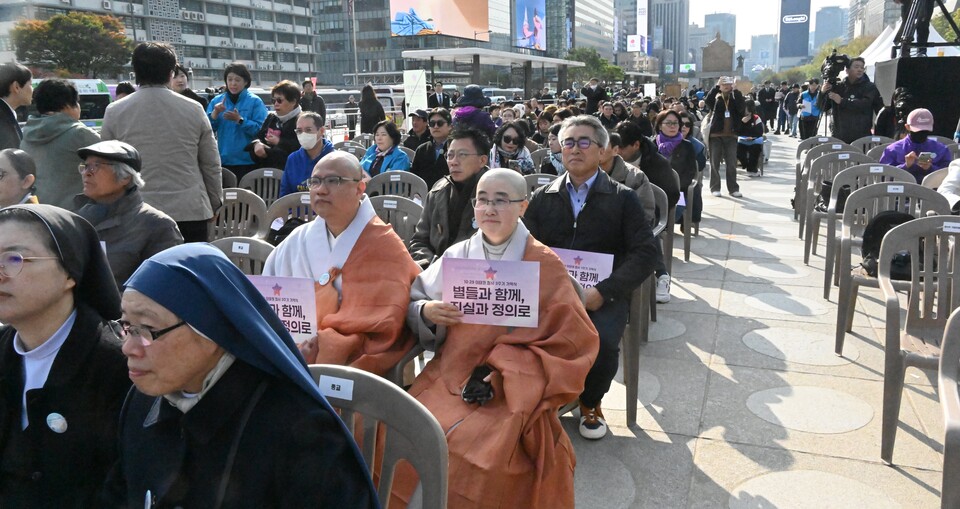 조계종에서는 총무원 사회국장 선일스님(왼쪽)과 사회노동위원회 위원 선우스님이 이날 기억식에 참석했다. 