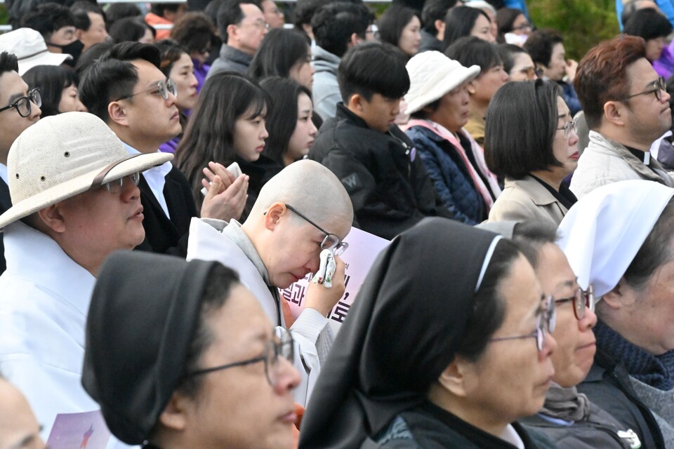 선우스님이 기억식이 진행 중 눈물을 닦고 있다. 