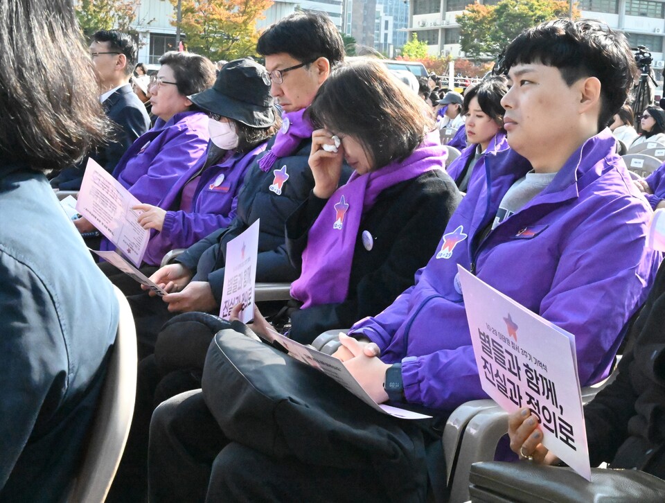 이태원 참사 3주기 기억식에서 한 유가족이 눈물을 흘리고 있다. 