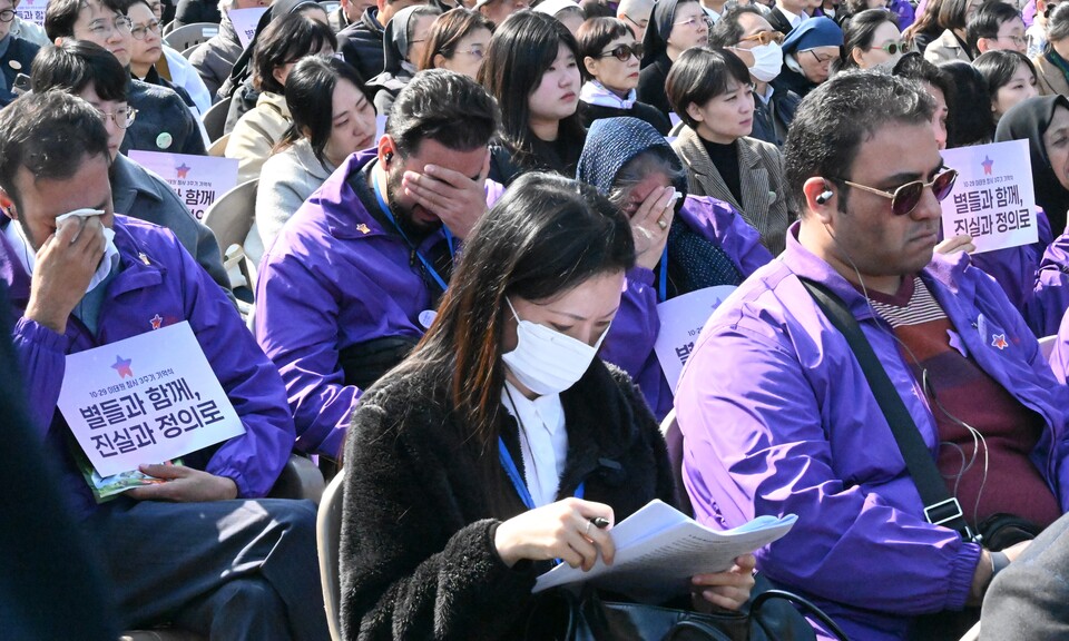 외국인 희생자 유가족들이 눈물을 흘리고 있다. 