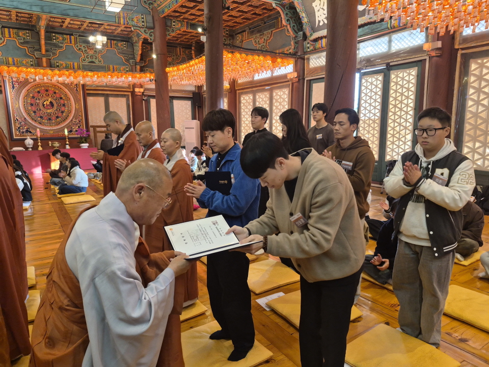 �ұ���ȭ���� ������ ����ȸ�� 10��29�� ������ ���������� 20���� ���л����� �� 2000������ ���б��� �����ߴ�.