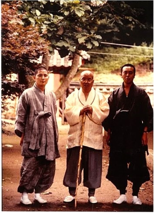 서운스님이 전등사에 주석할 당시 손상좌인 장윤스님(현 전등사 회주, 사진 왼쪽)과 함께한 사진. 장윤스님은 서운스님을 가장 오랫동안 시봉했다.