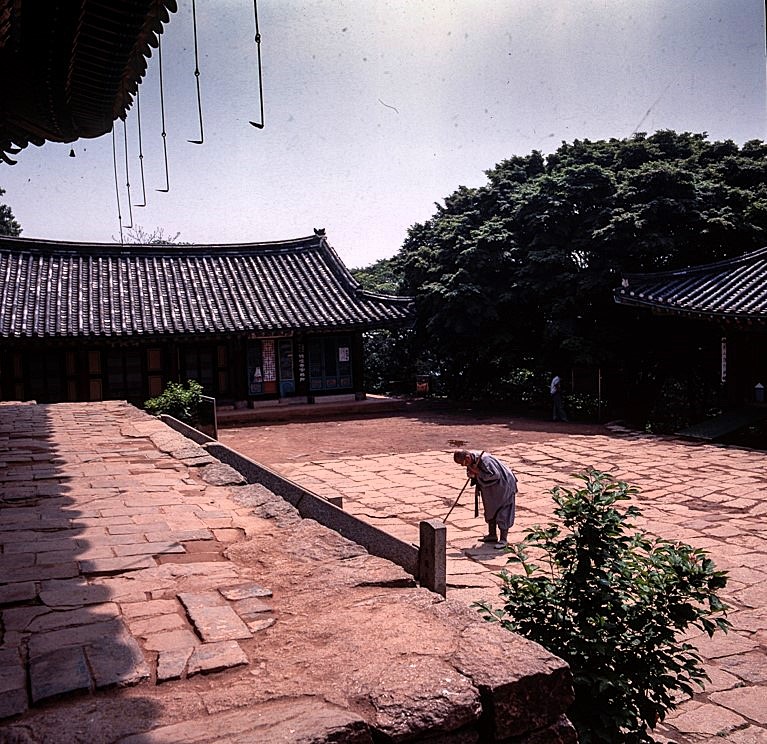서운스님이 전등사 대웅전 앞에서 합장반배하는 모습. 전등사 사진전에서 볼 수 있다.
