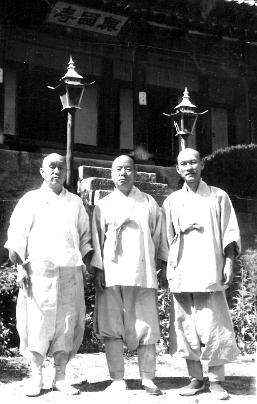 수락산 흥국사에서 서운스님과 법정스님(사진 오른쪽)이 나란히 섰다.