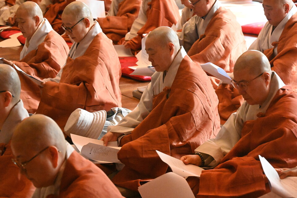 총회 자료를 살펴보고 있는 불교광장 소속 종회의원 스님들의 모습. 