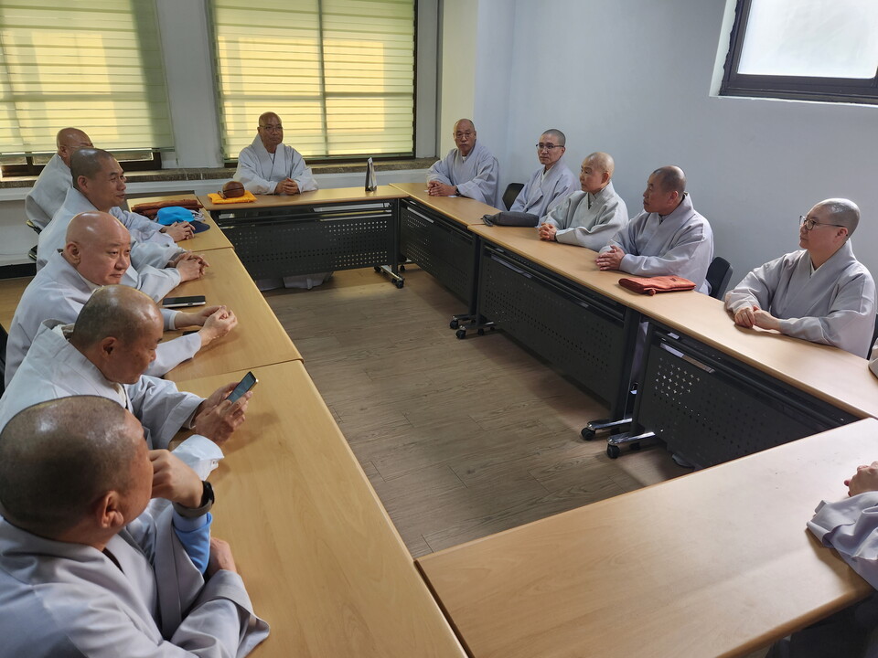 총회 이후 회장 경우스님은 불교광장 종책모임 회장단 회의를 열고 오는 11월5일 개원하는 제236회 중앙종회 정기회 운영에 대한 이야기를 나눴다.  